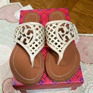 Tory Burch Thatched Perf Logo thong size 8 in DulceDeLeche